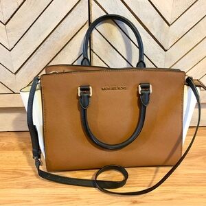 Stunning Michael Kors bag with brown, black, and tan accents.